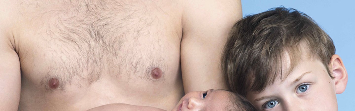 Isä, vauva ja poika, jotka ehkäisevät ihonsa kuivumista La Roche-Posayn tuotteilla.