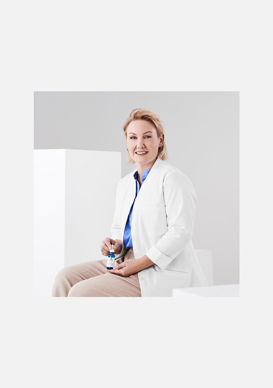 https://www.laroche-posay.fi/-/media/project/loreal/brand-sites/lrp/emea/nordics/simple-page/landing-page/flip-cards-carrousel/flip-card-images/flipcard-01-background-erika_954x1356.jpg