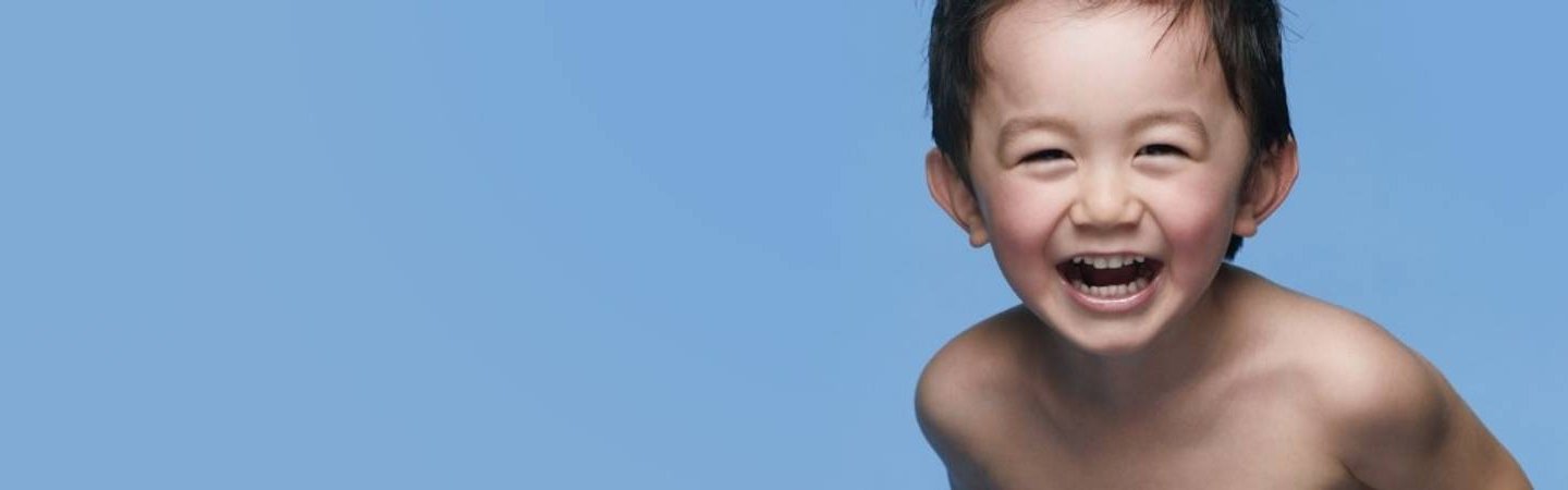 Iloinen poika, joka on käyttänyt La Roche-Posayn Lipikar Balm AP+M -tuotetta